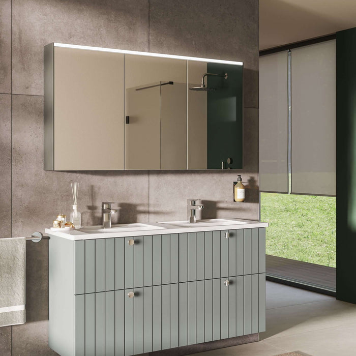 Зеркала, отражающие дух ванных комнат